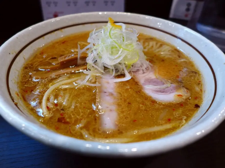 大阪ラーメンの代表格「カドヤ食堂」の系譜を継ぐ行列店「らーめん颯人」